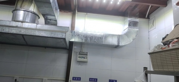 肇庆厨房专业白铁烟罩定制安装排油烟管道看现场设计