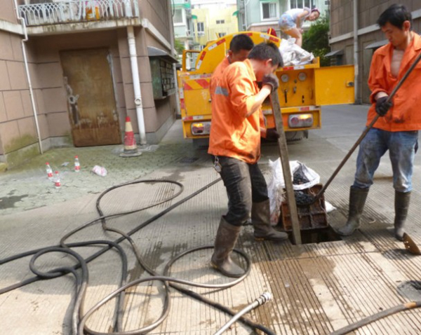 上海专业高压清洗污水管道,清理化粪池格栅池抽粪