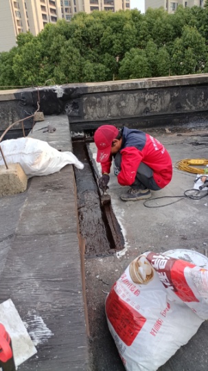 常熟本地防水补漏【常熟屋顶厂房外墙漏水维修彩钢瓦防水